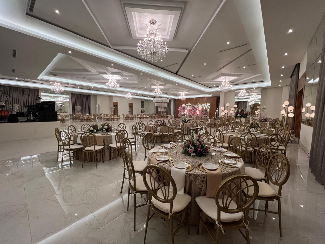 Fotografía del Salón El Continental preparado para un evento