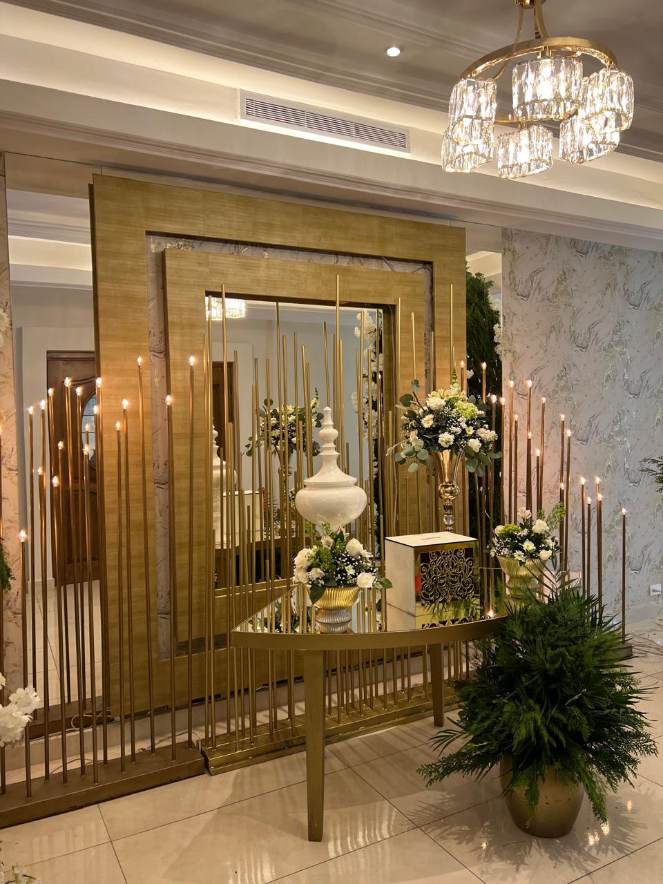 Detalle de bienvenida con velas y flores en el Salón Paris