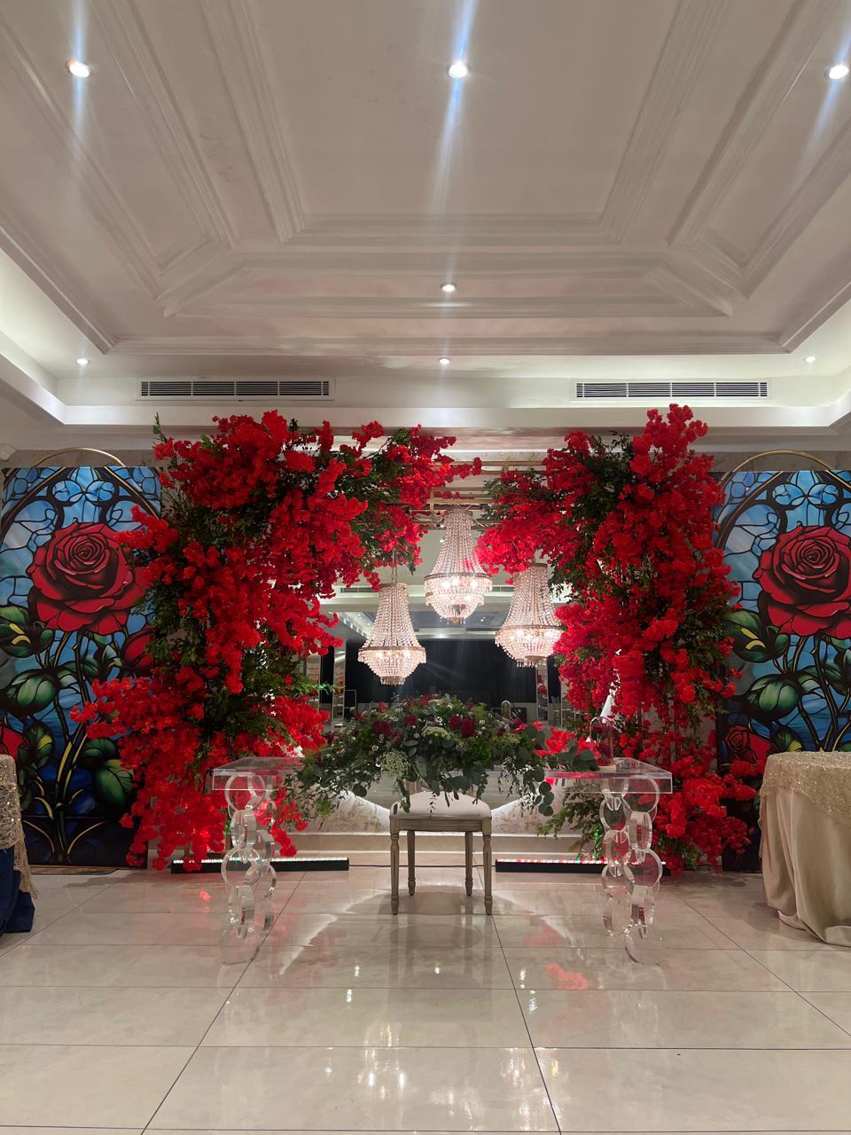 Decoración floral roja para una celebración en el Salón Paris