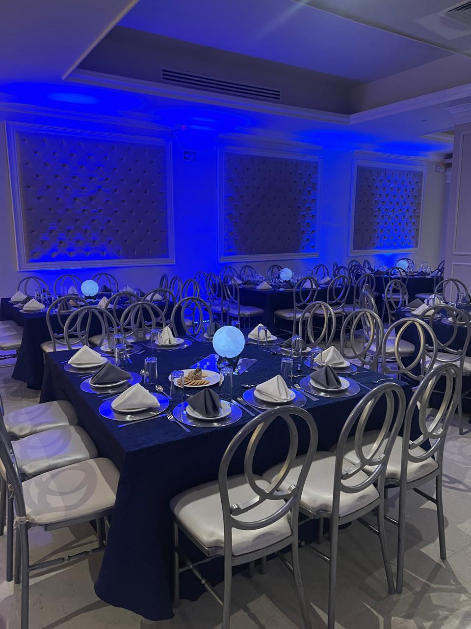 Mesas iluminadas en azul para un evento en el Salón Venecia